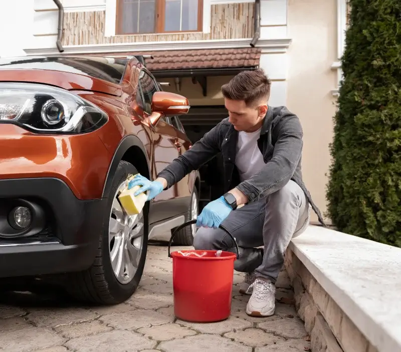 Lavage auto à domicile Cormost : professionnel intervenant sur un véhicule